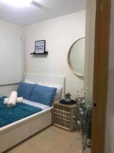 Postel nebo postele na pokoji v ubytování 8 Spatial Condominium Unit 1122 Apartelle D Isabelle