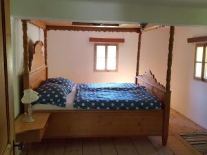 a bedroom with a wooden bed in a room at Kloiberhof in Öblarn
