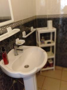 La salle de bains est pourvue d'un lavabo blanc. dans l'établissement Dar Tsouli, à Rabat