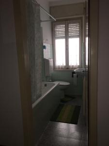 ein Badezimmer mit einer Badewanne, einem WC und einem Waschbecken in der Unterkunft Casa Giuditta in Lozzo Cadore