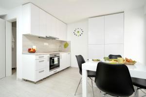 Apt Bobotovi in center of Stari Grad, Hvar的厨房或小厨房