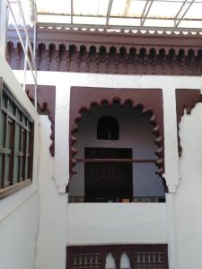 une vue extérieure d'un bâtiment avec une arche dans l'établissement Dar Tsouli, à Rabat