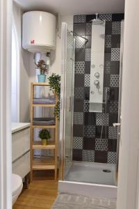 Ванная комната в Au Studio 36 Arras avec parking privé