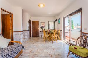 a living room with a table and chairs at Estrela de Sesimbra in Sesimbra