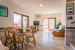 a living room with a table and chairs at Estrela de Sesimbra in Sesimbra