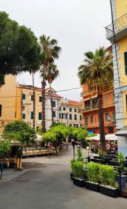eine Stadtstraße mit Palmen und Gebäuden in der Unterkunft Appartamento in centro storico in Sanremo