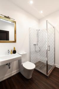 een badkamer met een douche, een toilet en een wastafel bij Four Luxury flats in Kaunas
