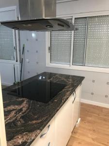 Kuchyňa alebo kuchynka v ubytovaní Casa Cesar Martinell 1
