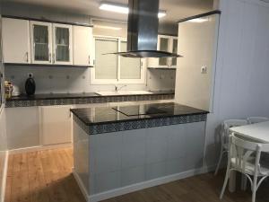Kuchyňa alebo kuchynka v ubytovaní Casa Cesar Martinell 1