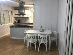 Kuchyňa alebo kuchynka v ubytovaní Casa Cesar Martinell 1