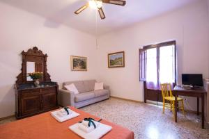 een woonkamer met 2 bedden en een bank bij Dimora Ricceri in Impruneta