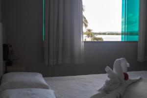 Xingu Praia Hotel tesisinde bir odada yatak veya yataklar