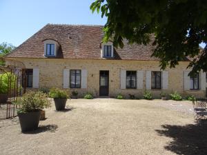 Casa de piedra antigua con ventanas y patio en L'Amalgam', en Ainay-le-Vieil