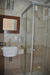 Uma casa de banho em Hotel Porto Belo