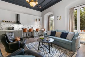 een woonkamer met een blauwe bank en een tafel bij Apartments Carpathia in Rijeka