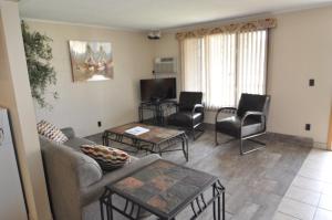 un soggiorno con divano, sedie e tavolo di Silver sands resort a Mears