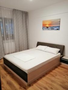 1 dormitorio con 1 cama grande en una habitación en Apartament Yfu Mamaia Nord, en Mamaia Nord – Năvodari