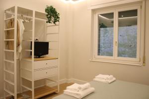 a room with a closet with a television and towels at La Casa nel Parco in Naples