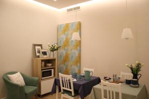 a living room with a table and a chair and a table and a tableablish at La Casa nel Parco in Naples