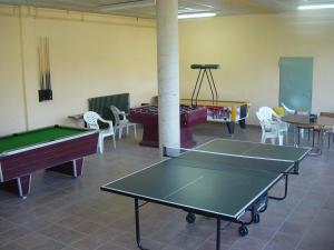 una habitación con mesas de ping pong y sillas en Camping Vall de Ribes en Ribes de Freser