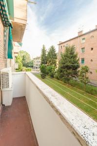 einen Balkon mit Blick auf einen Hof in der Unterkunft Emil's House, Spazioso appartamento con 3 camere in Bologna
