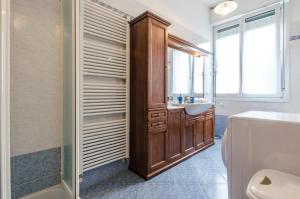 ein Bad mit einem Waschbecken, einem WC und einer Dusche in der Unterkunft Emil's House, Spazioso appartamento con 3 camere in Bologna