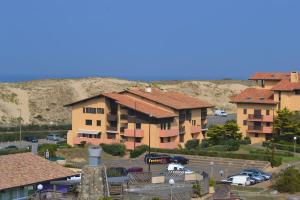 un grupo de edificios en un estacionamiento en vue océan à Seignosse, en Seignosse