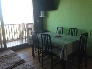 ein Esszimmer mit einem Tisch und Stühlen sowie einem Balkon in der Unterkunft vue océan à Seignosse in Seignosse