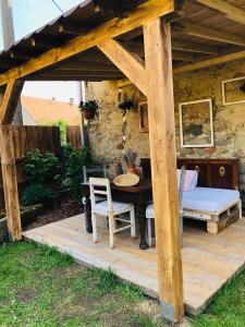 pérgola de madera con mesa y sillas en el patio en Ubytování v malebné vesničce en Mirotice