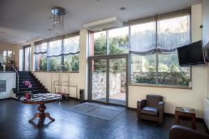 sala de estar con mesa y algunas ventanas en Obaga Blanca & Spa, en Canillo