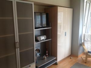 a cabinet with a tv on top of it at Rustig, kindvriendelijk appartement in Ostend