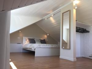 sypialnia z łóżkiem na poddaszu w obiekcie Aux pieds des vaches w mieście Charneux