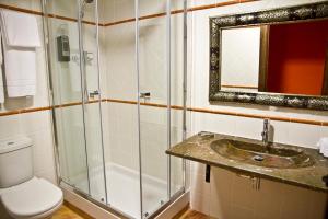 昆卡的住宿－普雷澤酒店，浴室配有卫生间、盥洗盆和淋浴。