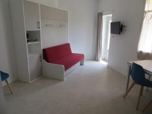 TV a/nebo společenská místnost v ubytování Domaine de Christin Studios-Hôtel
