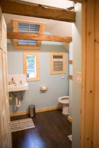 uma casa de banho com um WC e um lavatório em Riverhouse em South Berwick