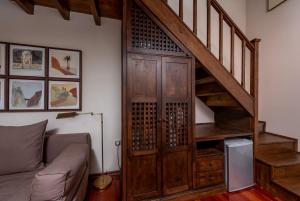 羅德城的住宿－佐科斯塔別墅酒店，带沙发和木制楼梯的客厅