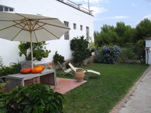 Les Franqueses del Vallès的住宿－馬斯卡布里特旅館，院子里桌子上的雨伞和南瓜