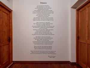uma parede com uma lista de palavras nela em Zacosta Villa Hotel em Rodes