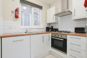 Η κουζίνα ή μικρή κουζίνα στο Cosy House in the heart of Beeston with FREE Parking and WiFi