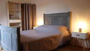 ein Schlafzimmer mit einem Bett und zwei Nachttischen mit Lampen in der Unterkunft Gite la Ville Brunet in Saint-Briac-sur-Mer