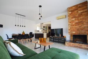 TV a/nebo společenská místnost v ubytování S-EVA RESORT