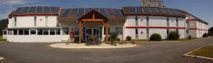 DéolsにあるFasthotel Chateaurouxの屋根に太陽光パネルがたくさんあるホテル
