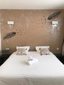 1 dormitorio con 2 camas con pájaros en la pared en ALBI HOME - Vigan, en Albi