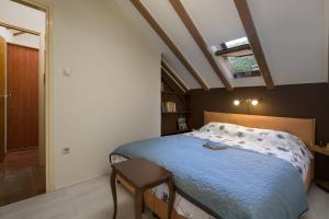 ein Schlafzimmer mit einem Bett mit einer blauen Bettdecke in der Unterkunft Old Town Garden Apartments in Dubrovnik