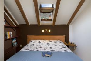 ein Schlafzimmer mit einem Bett, auf dem ein Buch liegt in der Unterkunft Old Town Garden Apartments in Dubrovnik