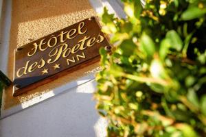 a sign on the side of a building at Hôtel Des Poètes avec parking sur réservation in Béziers