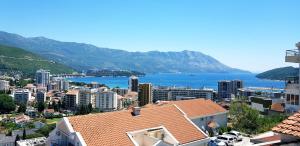 ein Blick auf eine Stadt mit Meer und Bergen in der Unterkunft Hotel Pierina in Budva