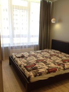 um quarto com uma cama com uma colcha em 36 jemchujina em Odessa