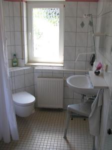 Ferienwohnung Herbsleben tesisinde bir banyo
