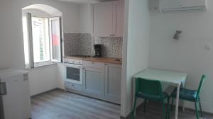 Kuchyň nebo kuchyňský kout v ubytování Apartments & Rooms Dinko